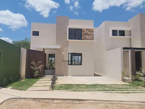 Casa 2 Plantas, 3 recamaras, al norte de Merida, excelente, desarrollo con amenidades