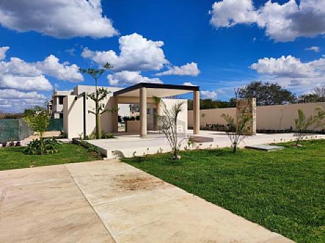 Casa 2 Plantas, 3 recamaras, al norte de Merida, excelente, desarrollo con amenidades