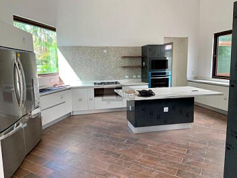 Casa en Venta y/o Renta en Residencial Villa Magna 5recs y 5 baños completos, Cancun QR