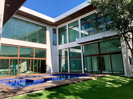 Casa en Venta y/o Renta en Residencial Villa Magna 5recs y 5 baños completos, Cancun QR