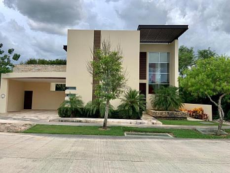 Casa en Venta amueblada con doble terreno en el Yucatan Country Club. Mérida Yucatán.