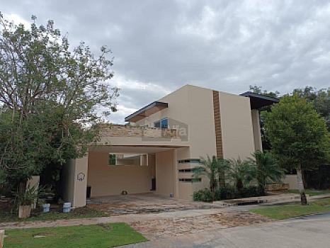 Casa en Venta amueblada con doble terreno en el Yucatan Country Club. Mérida Yucatán.