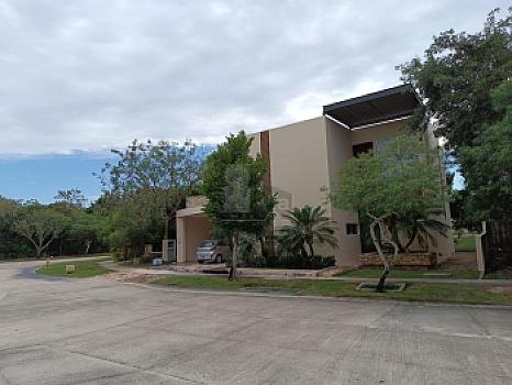 Casa en Venta amueblada con doble terreno en el Yucatan Country Club. Mérida Yucatán.