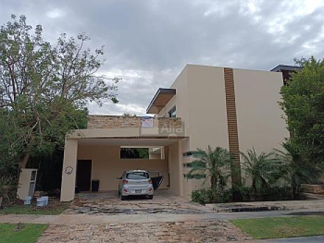 Casa en Venta amueblada con doble terreno en el Yucatan Country Club. Mérida Yucatán.