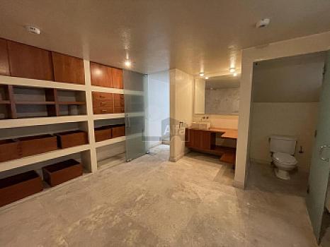 Residencia con alberca y vista al campo de tiro en Metepec