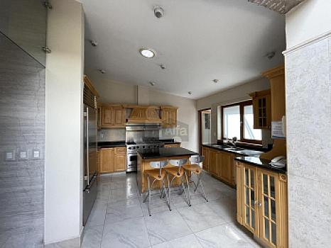 Residencia con alberca y vista al campo de tiro en Metepec