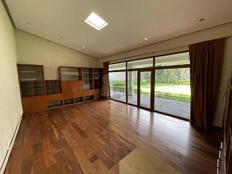 Residencia con alberca y vista al campo de tiro en Metepec
