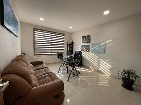 Casa en venta  con escalinata expuesta en Condado del Valle, con fácil acceso a CDMX