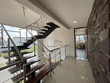 Casa en venta  con escalinata expuesta en Condado del Valle, con fácil acceso a CDMX