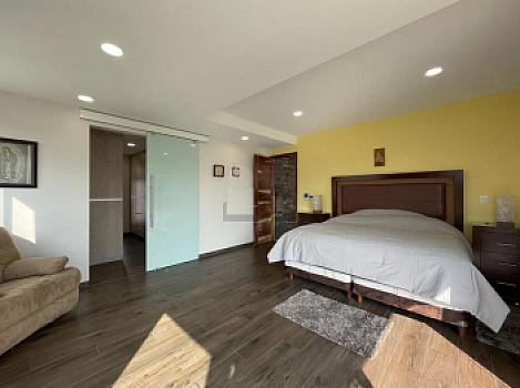 Casa en venta  con escalinata expuesta en Condado del Valle, con fácil acceso a CDMX