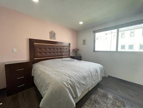Casa en venta  con escalinata expuesta en Condado del Valle, con fácil acceso a CDMX