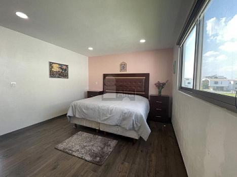 Casa en venta  con escalinata expuesta en Condado del Valle, con fácil acceso a CDMX