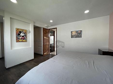 Casa en venta  con escalinata expuesta en Condado del Valle, con fácil acceso a CDMX