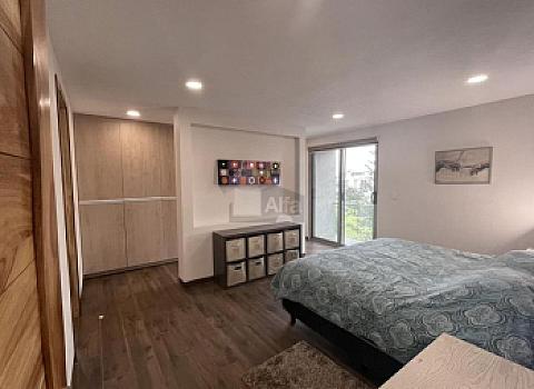 Casa en venta  con escalinata expuesta en Condado del Valle, con fácil acceso a CDMX