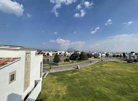 Casa en venta  con escalinata expuesta en Condado del Valle, con fácil acceso a CDMX