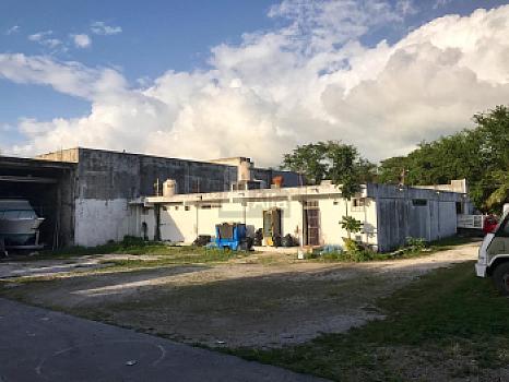 Terreno con construcción en VENTA SMZ 65 Cancun Quintana Roo REHOYADA Av Lopez Portillo y calle 13N