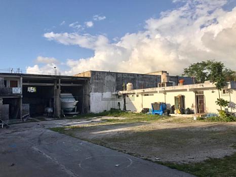 Terreno con construcción en VENTA SMZ 65 Cancun Quintana Roo REHOYADA Av Lopez Portillo y calle 13N