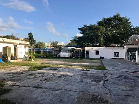 Terreno con construcción en VENTA SMZ 65 Cancun Quintana Roo REHOYADA Av Lopez Portillo y calle 13N