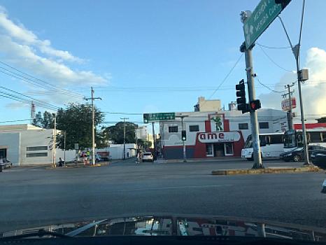 Terreno con construcción en VENTA SMZ 65 Cancun Quintana Roo REHOYADA Av Lopez Portillo y calle 13N