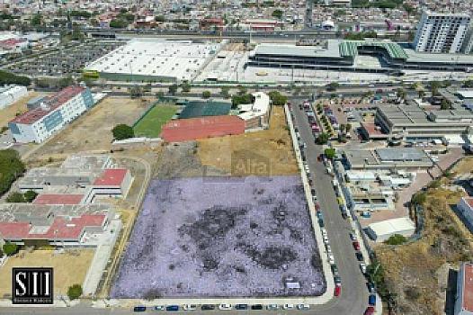 Terreno con uso de suelo comercial y de servicios en venta en Centro Sur, Querétaro.