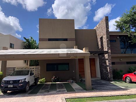 House for Sale Lagos del Sol Residencial with 4 bdrms, 1 office and 4.5 bathrooms, Cancún Quintana Roo