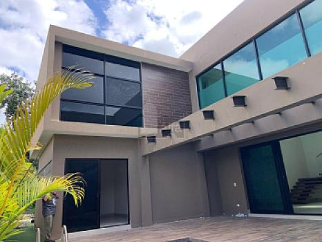 House for Sale Lagos del Sol Residencial with 4 bdrms, 1 office and 4.5 bathrooms, Cancún Quintana Roo