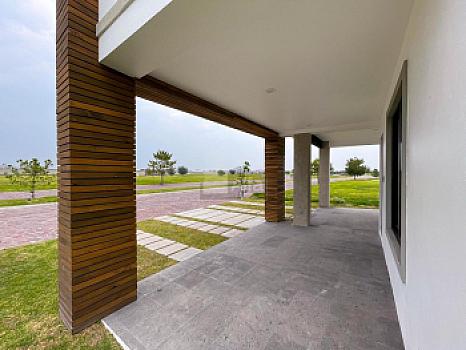 Residencia moderna de estilo californiano con vista al Lago en Metepec