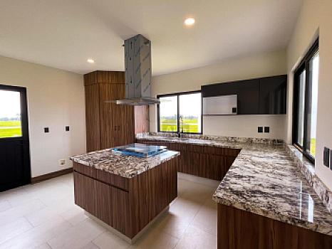 Residencia moderna de estilo californiano con vista al Lago en Metepec
