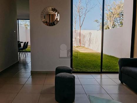 Casa 2 Plantas, 3 recamaras, al norte de Merida, excelente, desarrollo con amenidades
