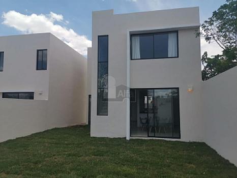 Casa 2 Plantas, 3 recamaras, al norte de Merida, excelente, desarrollo con amenidades