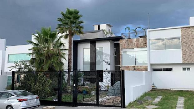 Detached house for sale with luxury finishes and panoramic view from its roof garden