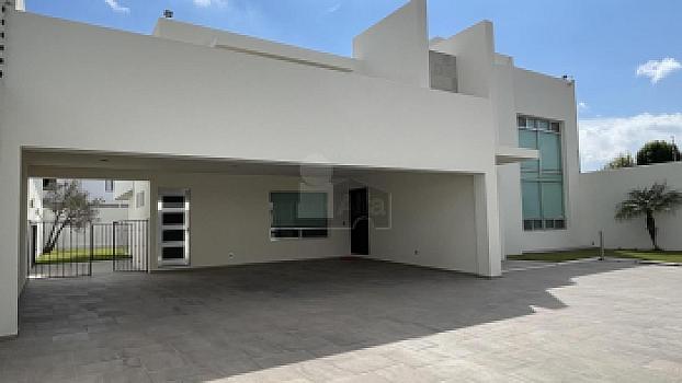 Casa en venta en Juriquilla con 6 recámaras, estacionamiento para 6 autos, Jacuzzi, etc.