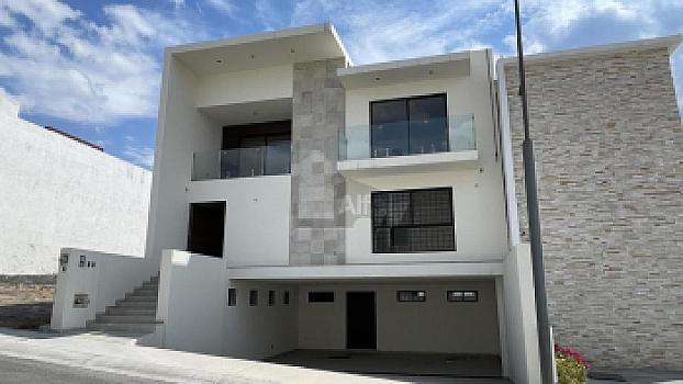 Casa en venta con amplio sótano y 4 recámaras en Lomas de Juriquilla