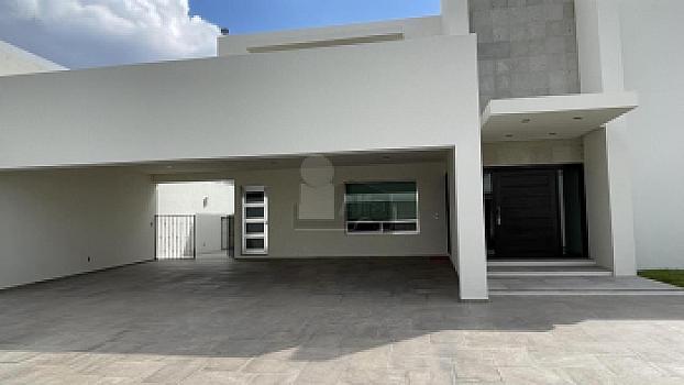 Casa en venta en Juriquilla con 6 recámaras, estacionamiento para 6 autos, Jacuzzi, etc.