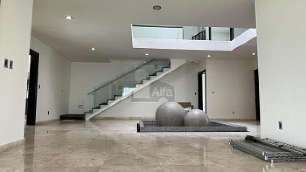 Casa en venta en Juriquilla con 6 recámaras, estacionamiento para 6 autos, Jacuzzi, etc.