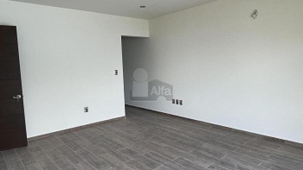 Casa en venta con amplio sótano y 4 recámaras en Lomas de Juriquilla