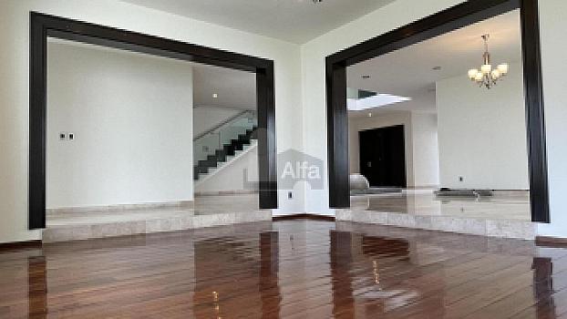 Casa en venta en Juriquilla con 6 recámaras, estacionamiento para 6 autos, Jacuzzi, etc.