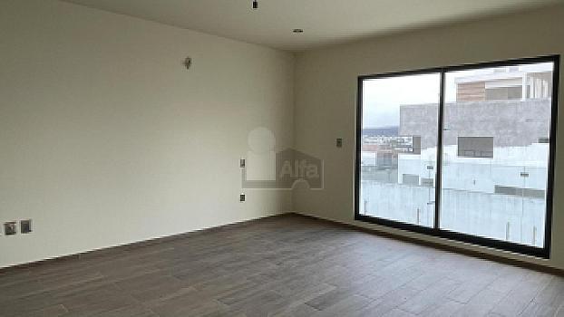 Casa en venta con amplio sótano y 4 recámaras en Lomas de Juriquilla