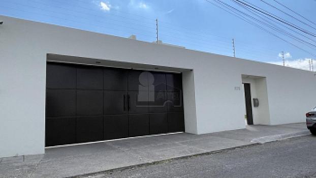 Casa en venta en Juriquilla con 6 recámaras, estacionamiento para 6 autos, Jacuzzi, etc.
