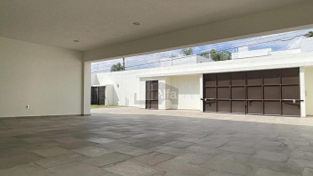 Casa en venta en Juriquilla con 6 recámaras, estacionamiento para 6 autos, Jacuzzi, etc.