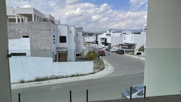 Casa en venta con amplio sótano y 4 recámaras en Lomas de Juriquilla