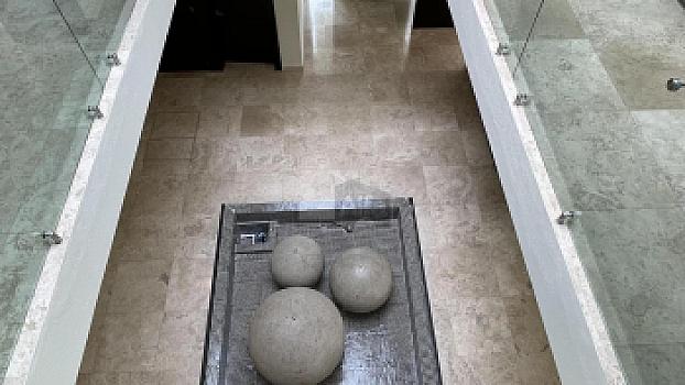 Casa en venta en Juriquilla con 6 recámaras, estacionamiento para 6 autos, Jacuzzi, etc.