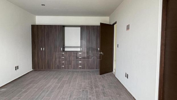 Casa en venta con amplio sótano y 4 recámaras en Lomas de Juriquilla