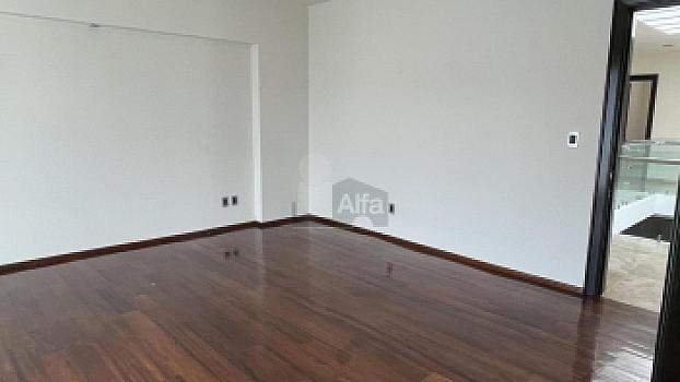 Casa en venta en Juriquilla con 6 recámaras, estacionamiento para 6 autos, Jacuzzi, etc.