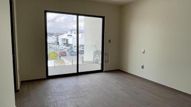 Casa en venta con amplio sótano y 4 recámaras en Lomas de Juriquilla