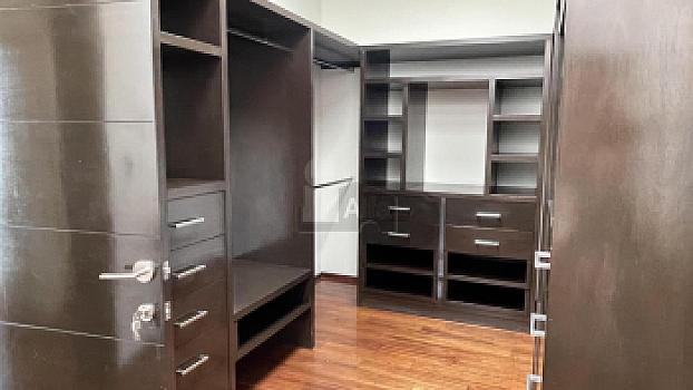 Casa en venta en Juriquilla con 6 recámaras, estacionamiento para 6 autos, Jacuzzi, etc.