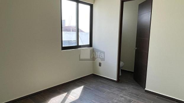 Casa en venta con amplio sótano y 4 recámaras en Lomas de Juriquilla