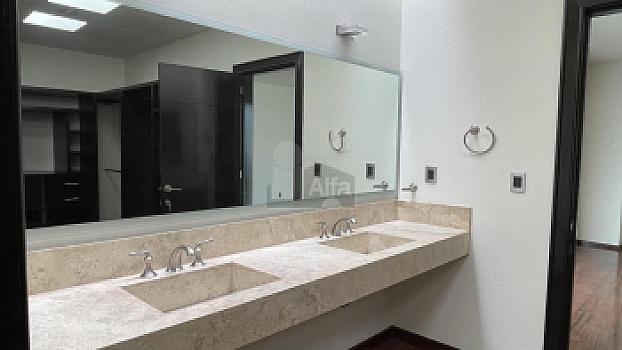 Casa en venta en Juriquilla con 6 recámaras, estacionamiento para 6 autos, Jacuzzi, etc.