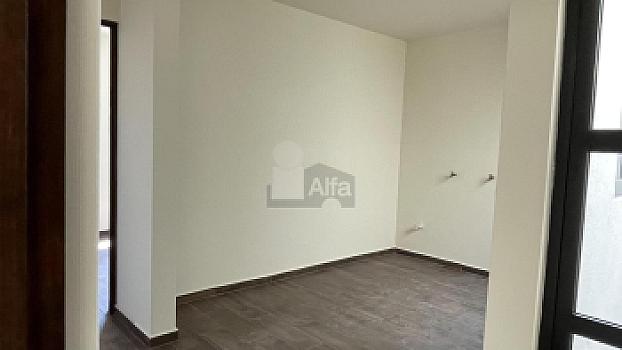 Casa en venta con amplio sótano y 4 recámaras en Lomas de Juriquilla