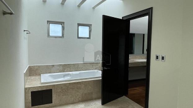 Casa en venta en Juriquilla con 6 recámaras, estacionamiento para 6 autos, Jacuzzi, etc.